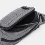 Sac banane en nylon gris, vue plongeante sur la poche principale ouverte avec un smartphone à l'intérieur
