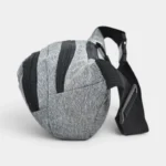 Sac banane en nylon gris chiné présenté de côté, avec une sangle réglable noire et des zips contrastants