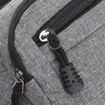 Sac banane en nylon gris, gros plan sur la tirette noire avec cordon et embout perforé