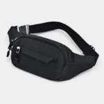 Sac banane nylon noir posé de face, avec une sangle réglable à boucle métallique