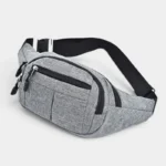 Sac banane en toile gris clair posé de face, avec une sangle noire réglable