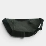 Sac banane en nylon vert kaki, vue arrière à plat avec sangle réglable et boucle plastique noire