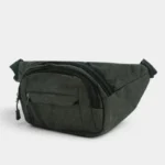 Sac banane en nylon vert kaki, posé de trois quarts avec plusieurs poches zippées en façade
