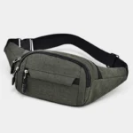 Sac banane en nylon vert kaki posé de face, avec sangle noire à boucle plastique