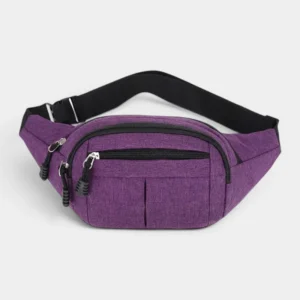 Sac banane en nylon violet posé de face, avec une sangle réglable noire