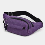 Sac banane nylon violet posé de face, avec sangle noire réglable et zips contrastants