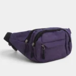 Sac banane en nylon violet posé de face, avec fermetures éclair noires contrastantes