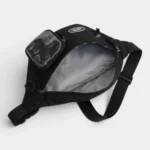Sac banane noir en nylon vu de dessus, poche principale ouverte révélant une poche zippée intérieure