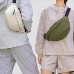 Sac banane nylon froissé beige porté en bandoulière par un homme et version vert kaki portée par une femme au style outdoor