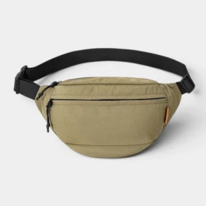 Sac banane en nylon beige kaki présenté de face, avec une sangle réglable noire