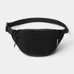 Sac banane en nylon froissé noir mat, présenté de face sur fond neutre avec une sangle réglable