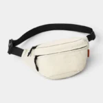 Sac banane en nylon froissé écru de face, avec sangle et fermetures zippées noires