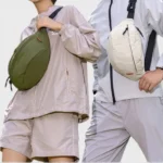 Sac banane nylon vert kaki et beige porté en bandoulière par une femme et un homme au style outdoor sportif