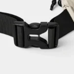 Sac banane nylon outdoor en gros plan sur la boucle clip plastique noir de la sangle de ceinture
