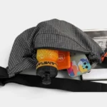 Grand Sac Banane Nylon Ripstop Quadrillé Imperméable Sac banane nylon quadrillé gris, poche principale ouverte révélant une bouteille et un téléphone