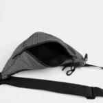 Grand Sac Banane Nylon Ripstop Quadrillé Imperméable Sac banane en nylon quadrillé gris, vu de dessus avec la poche principale ouverte sur une doublure noire