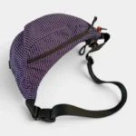 Grand Sac Banane Nylon Ripstop Quadrillé Imperméable Sac banane nylon quadrillé violet, vue arrière posée de trois quarts avec sangle noire à boucle plastique