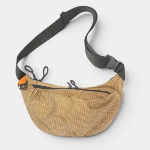 Sac banane en nylon ripstop quadrillé beige doré, posé de face avec une sangle réglable à clip plastique