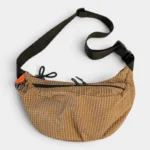 Grand Sac Banane Nylon Ripstop Quadrillé Imperméable Sac banane nylon quadrillé camel posé de face, avec sangle réglable à boucle plastique noire