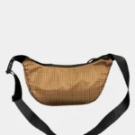 Grand Sac Banane Nylon Ripstop Quadrillé Imperméable Sac banane en nylon ripstop quadrillé doré, présenté de face avec une sangle bandoulière noire réglable