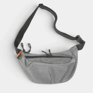 Sac banane en nylon ripstop quadrillé gris anthracite, posé de face avec une sangle réglable à boucle plastique noire