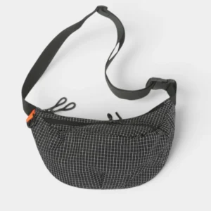 Sac banane nylon ripstop quadrillé noir graphite, posé de face avec une fermeture éclair orange