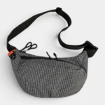 Grand Sac Banane Nylon Ripstop Quadrillé Imperméable Sac banane nylon ripstop quadrillé noir posé de face, avec tirette orange contrastante