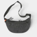 Grand Sac Banane Nylon Ripstop Quadrillé Imperméable Sac banane nylon ripstop quadrillé noir posé de face, avec tirette orange contrastante