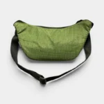 Grand Sac Banane Nylon Ripstop Quadrillé Imperméable Sac banane nylon quadrillé vert olive, vue arrière posé à plat avec sangle réglable noire