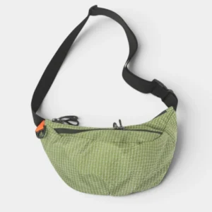 Sac banane nylon quadrillé vert olive, vue de face posé à plat avec sangle réglable noire