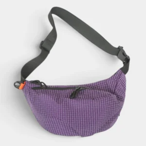 Sac banane en nylon ripstop quadrillé violet profond, posé de face avec une sangle réglable à clip orange