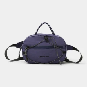 Sac banane nylon gorpcore violet ardoise posé de face, avec cordon élastique réfléchissant