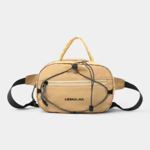 Sac banane nylon au style gorpcore outdoor, coloris beige sable, posé de face avec cordon élastique contrasté