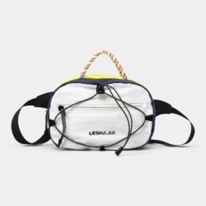 Sac banane nylon ripstop blanc et jaune au style gorpcore, posé de face avec cordons de serrage noirs et poignée multicolore