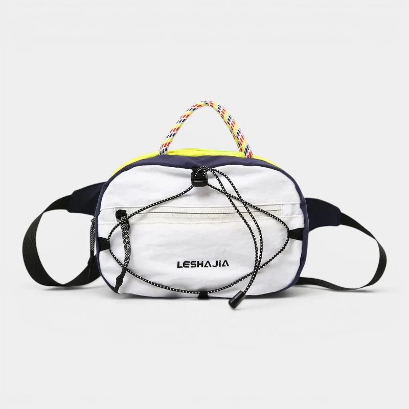 Sac banane nylon ripstop blanc et jaune au style gorpcore, posé de face avec cordons de serrage noirs et poignée multicolore