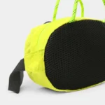 Sac Banane Technique Gorpcore Outdoor Nylon Ripstop Sac banane nylon jaune fluo en gros plan vue arrière, avec panneau mesh alvéolé noir et sangle noire