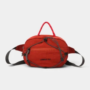 Sac banane nylon rouge brique au style gorpcore outdoor, présenté de face avec une cordelette contrastante