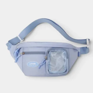 Grand sac banane femme en nylon bleu lavande, posé de face avec une poche transparente en façade