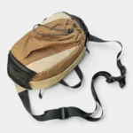 Sac banane randonnée en nylon beige à carreaux marron, vu de dessus avec sangle réglable à clip plastique noir