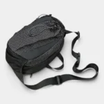 Grand sac banane randonnée porte-gourde noir en nylon ripstop, vue arrière posé avec sangle réglable à clip plastique
