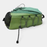 Grand sac banane randonnée porte-gourde vert en nylon, vue de côté avec élastiques en bungee sur la face avant