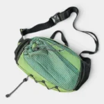 Grand sac banane randonnée porte-gourde en nylon vert, posé à plat de face avec la poche principale ouverte