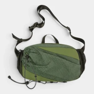 Sac banane randonnée en nylon vert kaki posé à plat de face, avec sangle réglable à clip plastique