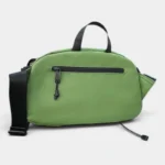 Grand sac banane randonnée porte-gourde en nylon vert, vue arrière avec une poche zippée et une sangle noire réglable