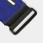 Sac Banane Running Ultra Fin Imperméable Réfléchissant Sac banane running en nylon bleu, gros plan sur la boucle rectangulaire noire côté arrière
