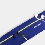 Sac Banane Running Ultra Fin Imperméable Réfléchissant Sac banane running en nylon bleu marine posé à plat, vue rapprochée avec des écouteurs blancs glissés dans la poche zippée