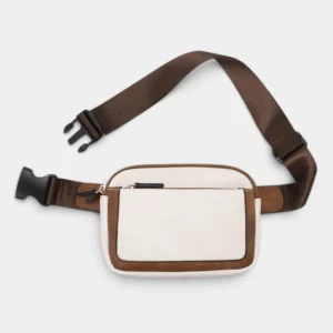 Sac banane en simili cuir bicolore blanc crème et camel, posé à plat de face avec sangle à clip plastique marron