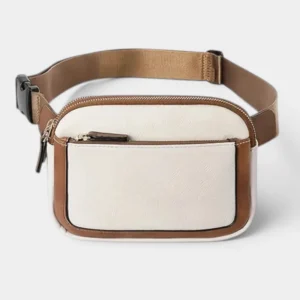 Sac banane en simili cuir beige et camel, présenté de face avec une sangle à boucle plastique noire