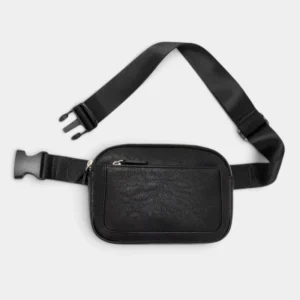 Sac banane en simili cuir grainé noir, posé de face avec une sangle réglable à boucle plastique