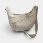 Sac Banane XXL Femme Velours Côtelé Sac banane XXL en velours côtelé beige, posé de trois quarts avec une poche avant zippée bien visible